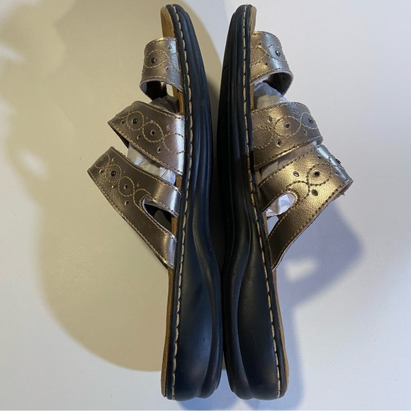 Clarks golden adjustable hook/loop sandals, GUC, may be leather size 10W see pic - Picture 7 of 11